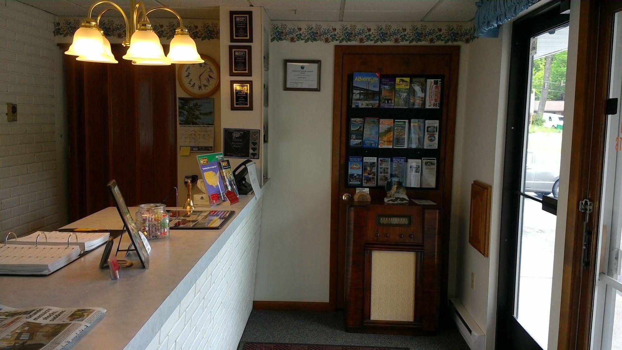Brentwood Motor Inn Marquette Eksteriør bilde